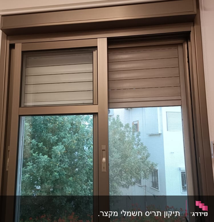 חלון עם תריסים סגורים ומנגנון חשמלי